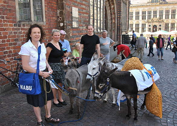 Heidrun Nolte, stellvertretende Geschäftsführerin des NABU (links), Martina Blass, Rathaus-Bankettchefin, zusammen mit den Eseln Klaas, Alfi und Püppi 