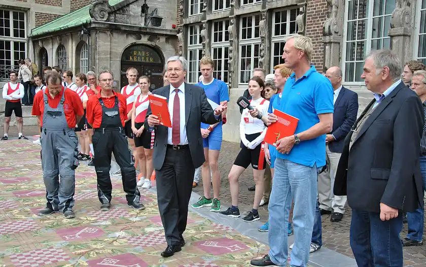 Bürgermeister Böhrnsen, der 1. Vorsitzende des Landesruderverbandes Redelf Janssen und Martin Kath, Seniorchef der Firma Jan Kath (v.l.n.r.)