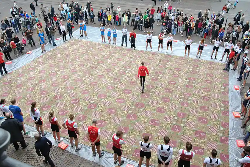 Bevor der Teppich für den Transport aufgerollt werden konnte, musste er einmal auf dem Grasmarkt ausgerollt werden