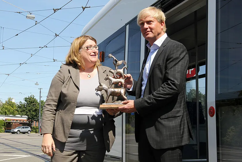 Senatorin Anja Stahmann übergibt den Ehrenpreis an Wilfried Einseberg, Vorstandssprecher der Bremer Straßenbahn AG