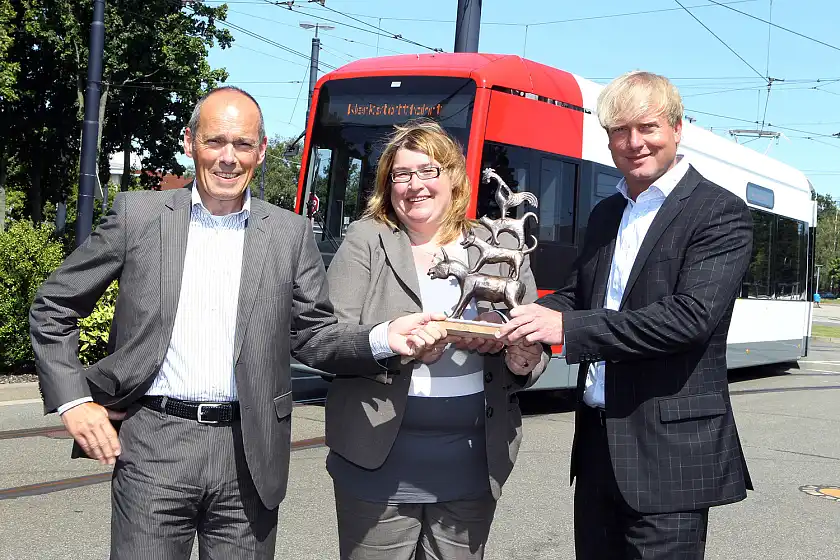 Senatorin Anja Stahmann mit zwei von drei Vorstandsmitgliedern der Bremer Straßenbahn AG: Hajo Müller (links) und Wilfried Eisenberg