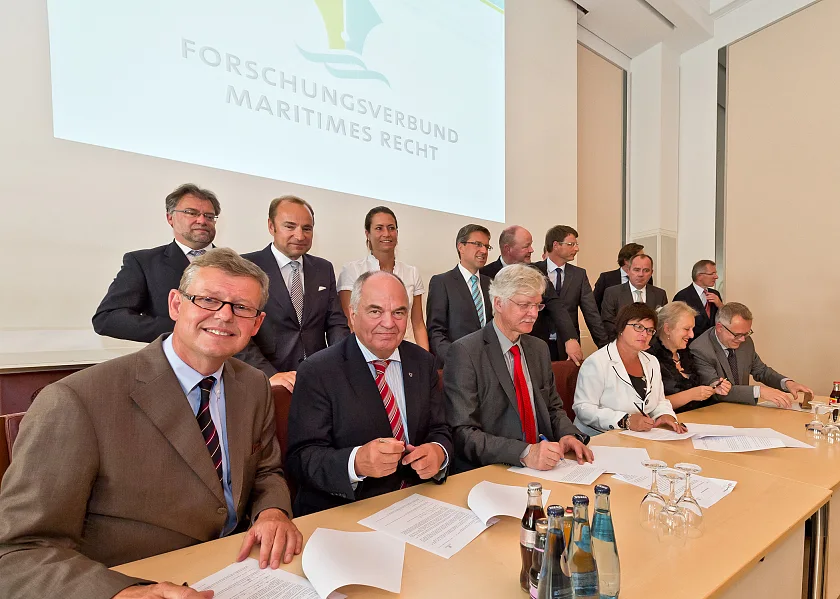 von links: Herr Brinkmann (Kanzlei Schackow & Partner), Prof. Dr. Treusch (Rektor Jacobs University), Prof. Dr. Müller (Rektor Universität Bremen), Prof. Dr. Luckey (Rektorin Hochschule Bremen), Frau Bartholomäus-Lüthge (Der Senator für Wirtschaft, Arbeit und Häfen), Prof. Dr. Wieske (Hochschule Bremerhaven)