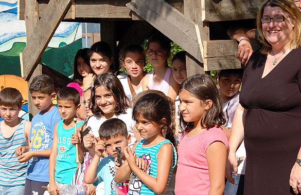 Senatorin Anja Stahmann mit Kindern auf dem Spielplatz an der Grohner Düne