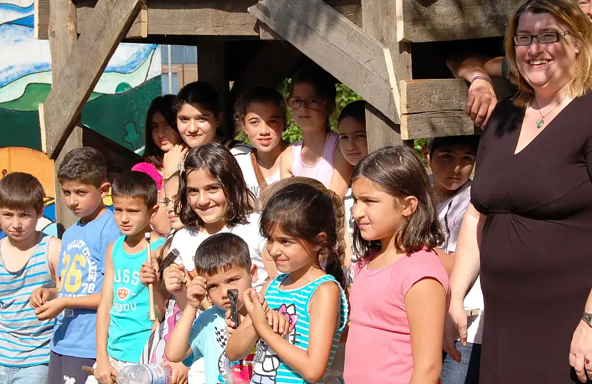 Senatorin Anja Stahmann mit Kindern auf dem Spielplatz an der Grohner Düne