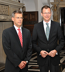 Senator Martin Günthner mit dem neuen Leiter der Staatsanwaltschaft, Janhenning Kuhn