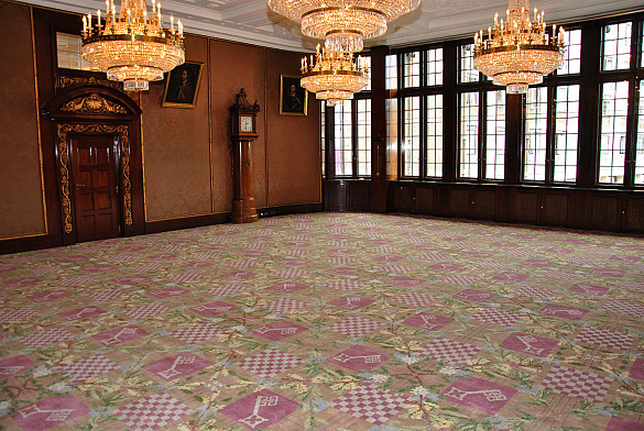 Blick in den Senatssaal des Bremer Rathauses auf den von Rudolf Alexander Schröder entworfenen Teppich, im Hintergrund die von ihm ebenfalls entworfenen Wanduhr 