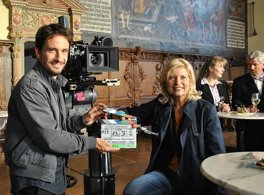 Sabine Postel und Oliver Mommsen während einer Drehpause