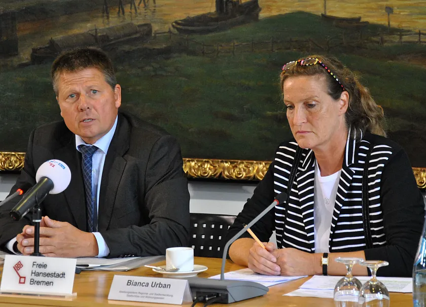 Senator Dr. Joachim Lohse und  Bianca Urban, Abteilungsleiterin Regional- und Stadtentwicklung, Stadtumbau und Wohnungswesen