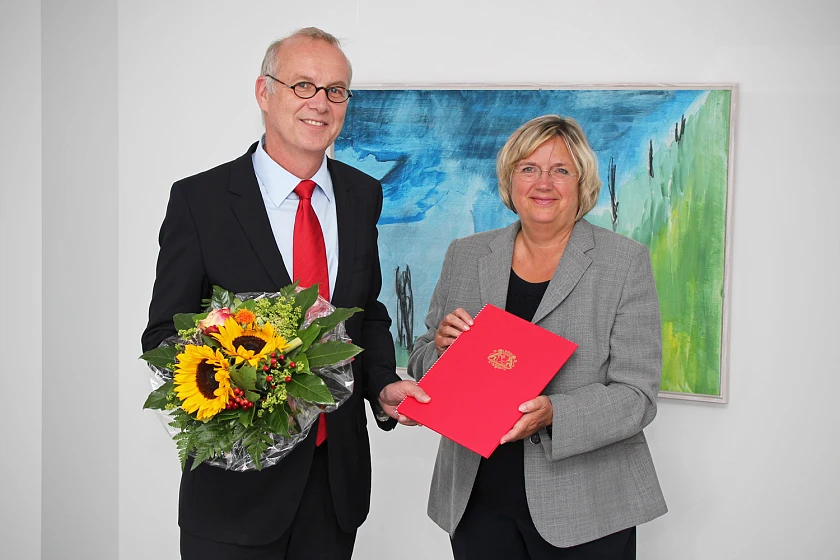 Wissenschaftssenatorin Renate Jürgens-Pieper übergibt Prof. Dr. Bernd Scholz-Reiter die Ernennungsurkunde