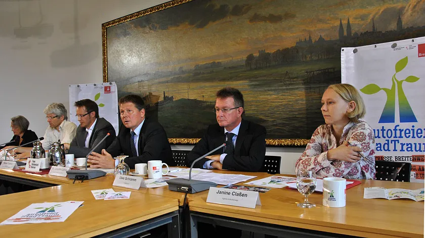 Informierten gemeinsam über den Aktionstag Autofreier StadTraum: (v.r.) Janine Claßen (Agentur Kulturformate), Uwe Schramm (Vorstand swb), Dr. Joachim Lohse, Rainer Counen (Geschäftsführer Verkehrsverbund Bremen/ Niedersachsen), Klaus-Peter Land (Geschäftsführer ADFC Bremen)