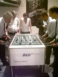 Nordderby am Tischkicker der Bremer Landesvertretung: Bremens Senator Günthner gegen Hamburgs Senator Horch (li.)