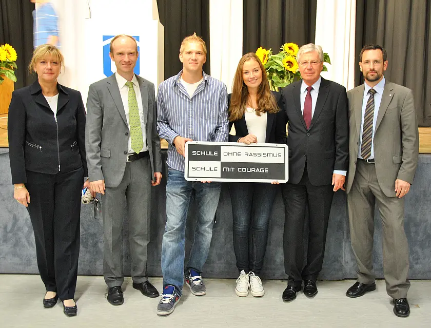 Schulsprecher Marie-Kristin Nitsche und Schulsprecher Dennis Grölmer. Daneben (v.l.) ÖG-Verwaltungschefin Andrea Sander, Schulleiter Jan-Andrees Dönch, Bürgermeister Jens Böhrnsen und LzpolB-Vertreter Sebastian Ellinghaus