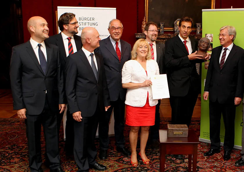 v.l.: Andreas Hüchting, Vorstand Deutsche KindergeldStiftung Bremen, Berthold Frick, Vorstandsvorsitzender Deutsche KindergeldStiftung Bremen, Alexander Künzel, Vorstand Bürgerstiftung Bremen, Dr. Hans-Christoph Hoppensack, Vorstandsvorsitzender Bürgerstiftung Bremen, Eva Maria Haverland, Projektleiterin Caritas-Verband Bremen-Nord, Heinz Dargel, Caritas-Verband Bremen-Nord, Thomas Bretschneider, Geschäftsführer Martinsclub Bremen, und Bürgermeister Jens Böhrnsen. (Foto: Bremer Heimstiftung)