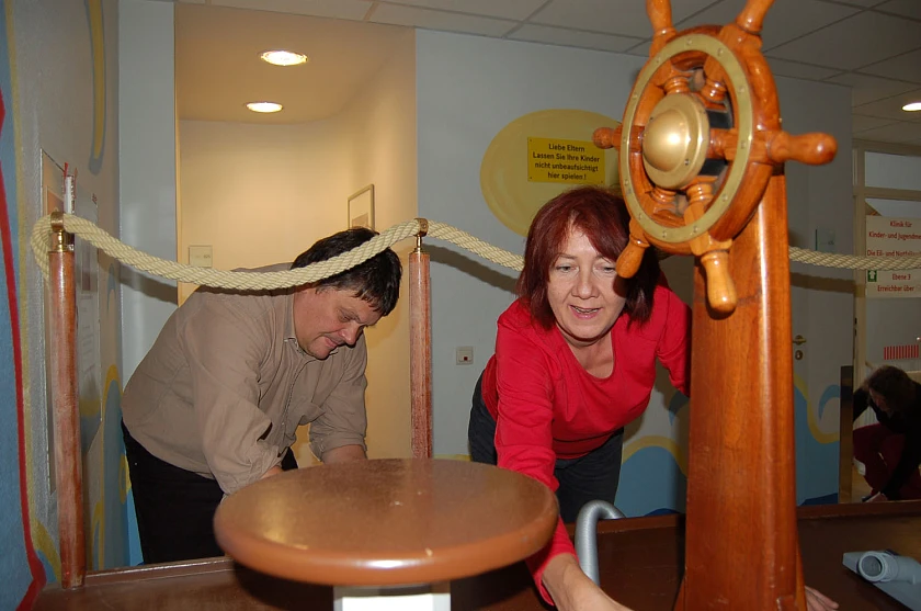 Finanzsenatorin Karoline Linnert (rechts) und Staatsrat Dietmar Strehl verschönern das Schiffsdeck