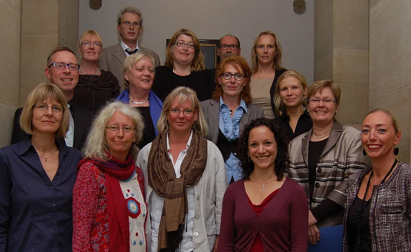 Senatorin Anja Stahmann (Reihe hinten, zweite von links) mit den zertifizierten Führungskräften aus dem Amt für Soziale Dienste und dem Kursleiter Gerd Stöver aus Hamburg (links neben der Senatorin)