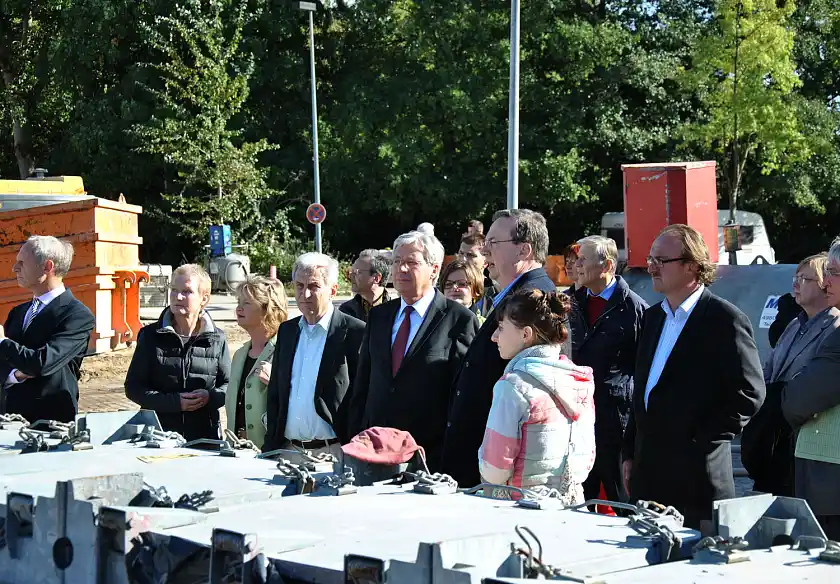 Bauleiter Uwe Schierloh (7. v.r.) erklärt Bürgermeister Jens Böhrnsen die zukünftige Planung auf dem Gelände des künftigen Mühlenviertels