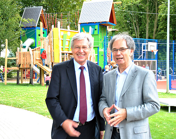 Freuen sich für die Kinder: Bürgermeister Böhrnsen und Pastor Lothar Bublitz