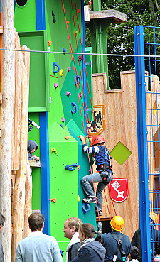 An der neuen Hermannsburg können Kinder unter Anleitung erste Klettererfahrungen sammeln