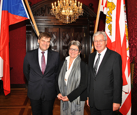 Preisträgerin Libuse Cerna zusammen mit Bürgermeister Jens Böhrnsen und dem tschechischen Botschafter Rudolf Jindrak (links) im Festsaal des Bremer Rathauses