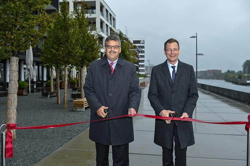 Martin Günthner, Senator für Wirtschaft, Arbeit und Häfen der Freien Hansestadt Bremen (rechts), und Andreas Heyer, Vorsitzender der Geschäftsführung der WFB Wirtschaftsförderung Bremen GmbH, gaben die Promenade entlang des Europahafens offiziell frei