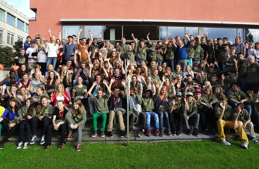 Die Sportteams von der Weser beim Gruppenfoto im Garten der Bremer Landesvertretung in Berlin