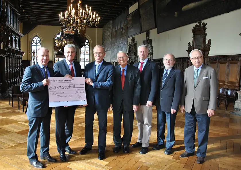 V.li.: Dietmar Hoppe (Geschäftsführer Bürgerpark-Tombola), Bürgermeister Jens Böhrnsen, Joachim Linnemann (Präsident Bürgerparkverein), Dieter Gerdes (1. Vorsitzender Verein der Freunde des Rhododendronparks e.V.), Tim Großmann (Bürgerpark-Direktor), Heinrich Welke (2. Vorsitzender Park links der Weser e.V.), Hans-Jochen Pönitz (1. Vorsitzender Achterdiekpark e.V.) bei der Reingewinnübergabe im Bremer Rathaus