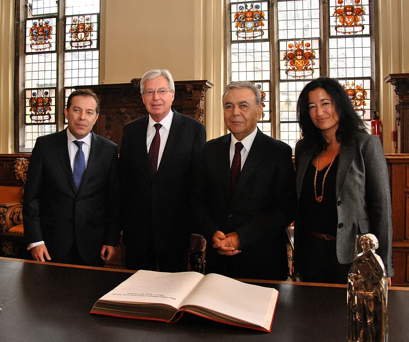 Eintrag in das Goldene Buch der Freien Hansestadt Bremen. Bürgermeister Jens Böhrnsen mit Oberbürgermeister Aziz Kocaoglu (2. v. r.), Generalkonsul Tunca Özçuhadar (links) und Honorarkonsulin Yasemin Vierkötter