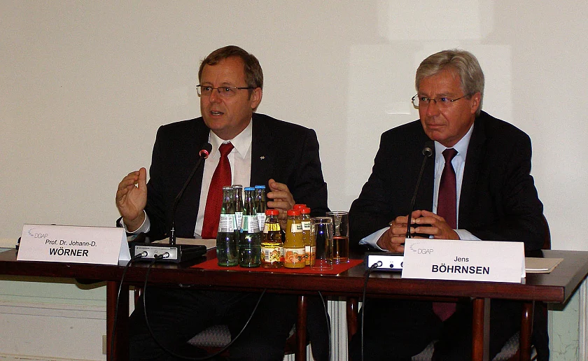 Die Zukunft der europäischen Raumfahrt erläuterte Prof. Dr.-Ing. Johann-Dietrich Wörner, Vorsitzender des Vorstands des Deutschen Zentrums für Luft- und Raumfahrt (DLR) kürzlich auf einer von Bürgermeister Jens Böhrnsen moderierten Diskussionsveranstaltung  der Deutschen Gesellschaft für Auswärtige Politik in Berlin