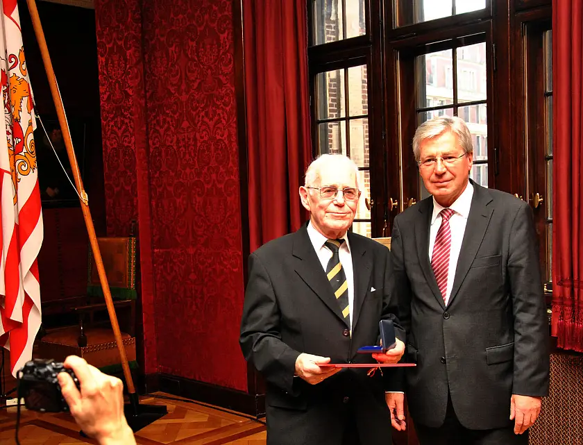 Bürgermeister Jens Böhrnsen ehrt Pastor Dr. Ernst Uhl mit der silbernen Rathausmedaille