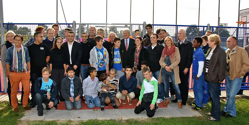 Bürgermeister Jens Böhrnsen inmitten freudestrahlender Jugendlicher