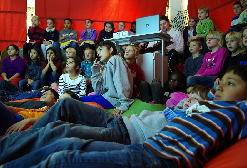 Die Kinder der beiden Grundschulklassen beim Bilderbuch-Kino in der Zentralbibliothek