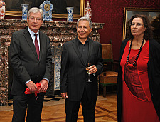 Bürgermeister Jens Böhrnsen mit den Musiker Maria Farantouri und Zülfi Livanelli (Mitte) im Kaminsaal des Bremer Rathauses