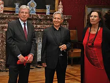 Bürgermeister Jens Böhrnsen mit den Musiker Maria Farantouri und Zülfi Livanelli (Mitte) im Kaminsaal des Bremer Rathauses