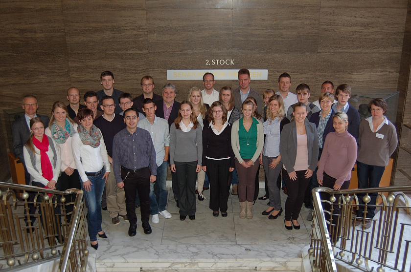 Die Nachwuchskräfte zusammen mit Martina Schumacher und Matthias Ordolff von der Senatorin für Finanzen sowie Karlheinz Gerhold von der Norddeutschen Akademie für Finanzen und Steuerrecht