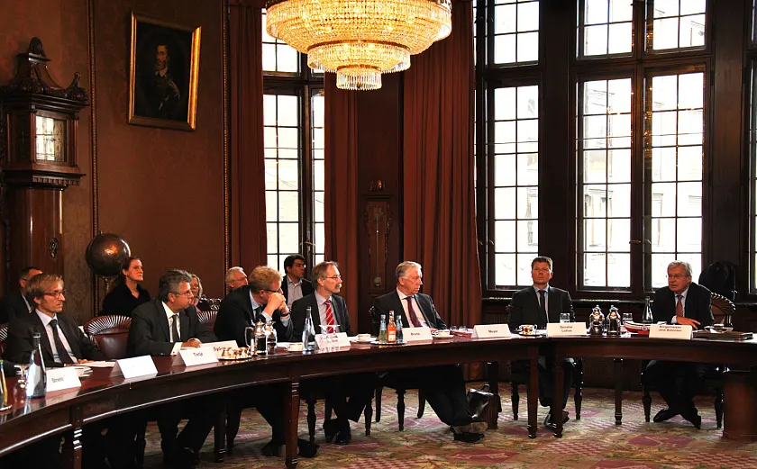 Bürgermeister Jens Böhrnsen und Senator Dr. Joachim Lohse (von rechts) konnten zahlreiche Teilhnehmer aus der Wohnungswirtschaft im Senatssaal des Bremer Rathauses begrüßen