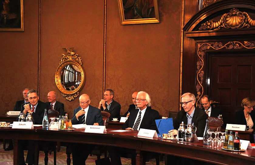 Auch die privaten Wohnungsbauunternehmer (links Sprecher der ARGE Peter Sakuth), Bremerhaven (Baustadtrat  Holm) wie auch Haus & Grund Bremen e.V. (Andreas Schemmel) beteiligen sich am Bündnis-Prozess