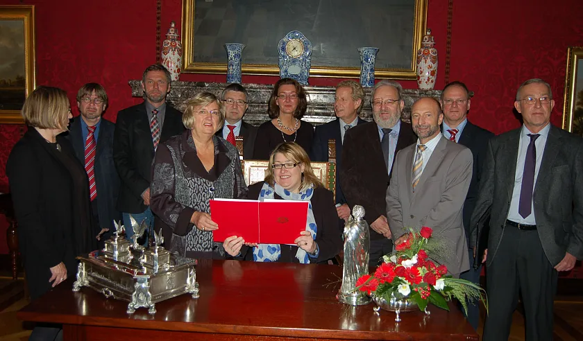 Bei der Unterzeichnung der Vereinbarung: (von links) Dr. Angela Sallermann, Uwe Zimmer, Michael Schmidt, Senatorin Renate Jürgens-Pieper, Kurt Plagge, Dagmar Gattow, Senatorin Anja Stahmann, Ingo Schierenbeck, Klaus Rosche, Dr. Götz von Einem, Andreas Hoops und Friedrich-Wilhelm Gruhl