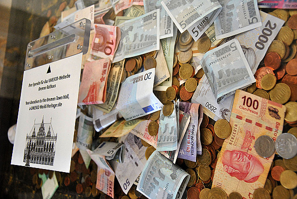 Geldscheine und Münzen aus den verschiedensten Ländern in der Spendentruhe des Bremer Rathauses