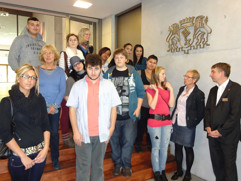 Schülerinnen und Schüler der Allgemeinen Berufsschule Bremen besuchen die  Bremer Landesvertretung in Berlin