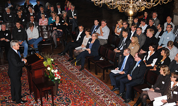 Bürgermeister Jens Böhrnsen begrüsst die Teilnehmerinnen und Teilnehmer aus Oldenburg , Groningen und Bremen in der Oberen Halle.