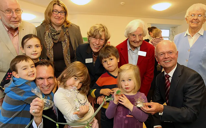 Bei der Einweihung der Kindergruppen in der Seniorenresidenz mit den Kindern der ersten Generation (von links): Klaus Schmidt, Vorsitzender des Bewohnerbeirats in der Stiftungsresidenz Riensberg, Dr. Tim Nesemann, Vorstand der Sparkasse in Bremen (kniend), Senatorin Anja Stahmann, Barbara Tebruck, Hausleiterin in der Stiftungsresidenz Riensberg, Eva Lohmeyer, Bewohnerbeirätin, Alexander Künzel, Vorstand der Bremer Heimstiftung (kniend) und Hildegard Köhler, Bewohnerbeirätin