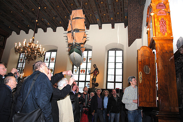 Begeistert vom Uhrwerk der Meybach-Uhr in Oberen Rathaushalle zeigten sich die Mitglieder der Deutschen Gesellschaft für Chronometrie