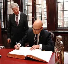 Schleswig-Holsteins Ministerpräsident Torsten Albig beim Eintrag in das Goldene Buch der Stadt