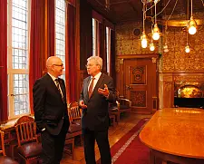 Bürgermeister Jens Böhrnsen zeigt Torsten Albig die Güldenkammer