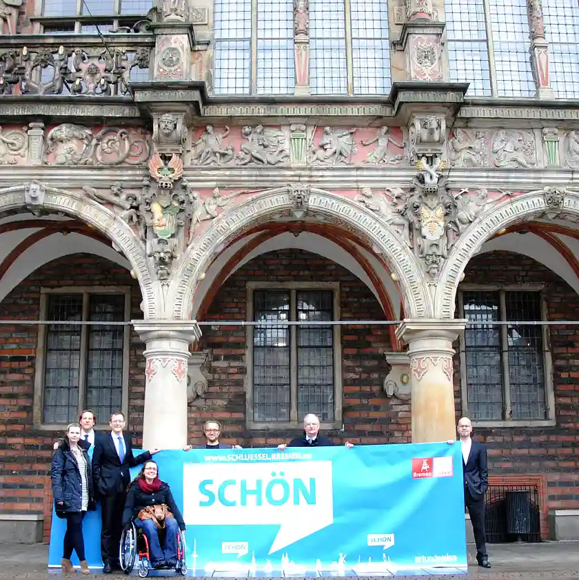 Bremen von seinen schönsten Seiten kennenlernen - das geht jetzt noch einfacher: Mit der Web-Anwendung "Der Schlüssel zu Bremen" (www.schluessel.bremen.de) lässt sich mit wenigen Klicks ein abwechslungsreicher Tag zusammenstellen. Sie stellten die Anwendung und das Neubürger-Portal auf bremen.de heute vor: (vorne) Wirtschaftssenator Martin Günthner mit den beiden Testimonials Katrin Florian (links) und Martina Krumme (rechts) sowie (hintere Reihe von links) Henning Sklorz (Geschäftsführer bremen.online GmbH), Dirk Beckmann (Geschäftsführer artundweise GmbH), Dr. Klaus Sondergeld (Geschäftsführer Standortmarketing bei der WFB Wirtschaftsförderung Bremen GmbH) und Carsten Teller (Leiter Kreation artundweise GmbH)