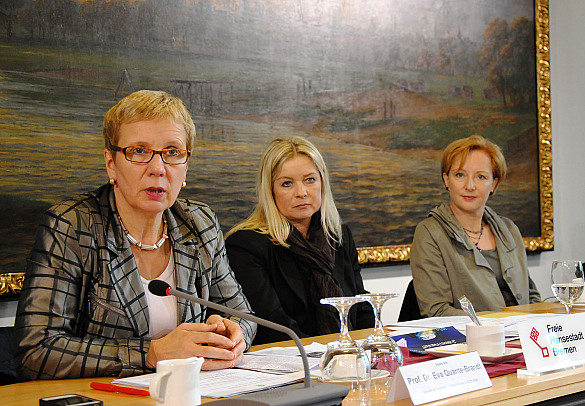 Informierten in einer Pressekonferenz: Staatsrätin Prof. Dr. Eva Quante-Brandt, Claudia Elfers und Renate Raschen (von links) 