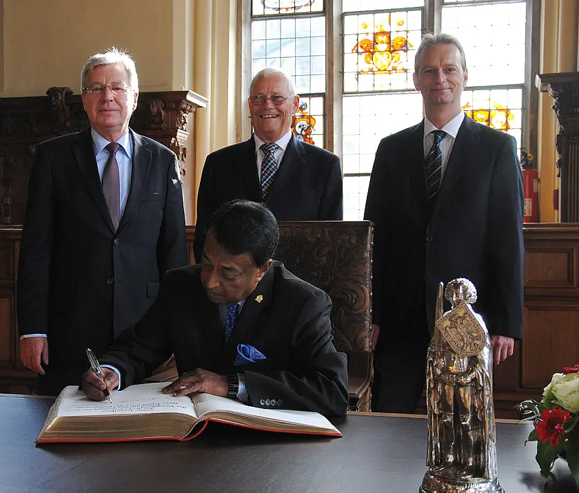Botschafter Upali Sarrath Kongahage beim Eintrag ins Goldene Buch in Anwesenheit von: (von links) Bürgermeister Jens Böhrnsen, Honorarkonsul Klaus Kriwat und Thomas Kriwat