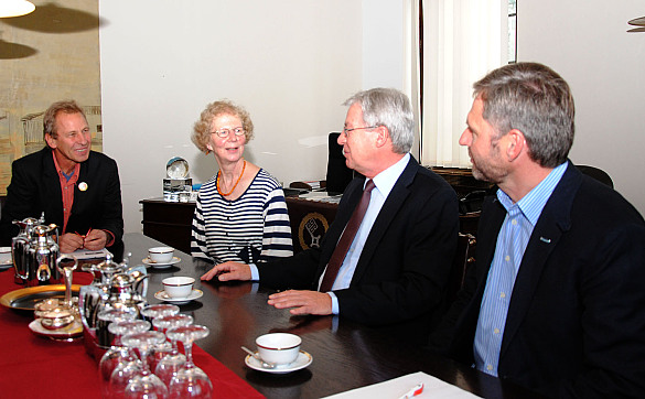 v.l.n.r.: Joachim Barloschky, Angelika Dornhöfer und Michael Schmidt im Gespräch mit Bürgermeister Böhrnsen