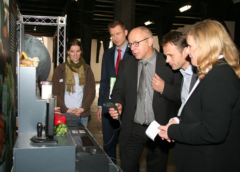 Am Exponat "Klimafreundlicher Einkauf" probieren Umweltstaatsrat Wolfgang Golasowski, Geschäftsführer der gemeinnützigen Klimaschutzagentur energiekonsens Michael Pelzl, botanika-Geschäftsführerin Petra Schäffer und Ulf Jacob vom Zentrum für Umweltkommunikation der Deutschen Bundesstiftung Umwelt gGmbH aus, wie man durch bewusste Auswahl der Lebensmittel den persönlichen Kohlendioxid-Ausstoß verringern kann.