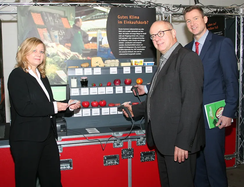 Staatsrat beim Senator für Umwelt, Bau und Verkehr Wolfgang Golasowksi (Mitte) geht gemeinsam mit botanika-Geschäftsführerin Petra Schäffer und Michael Pelzl, Geschäftsführer der gemeinnützigen Klimaschutzagentur energiekonsens auf Entdeckertour in der 'Klimawerkstatt'